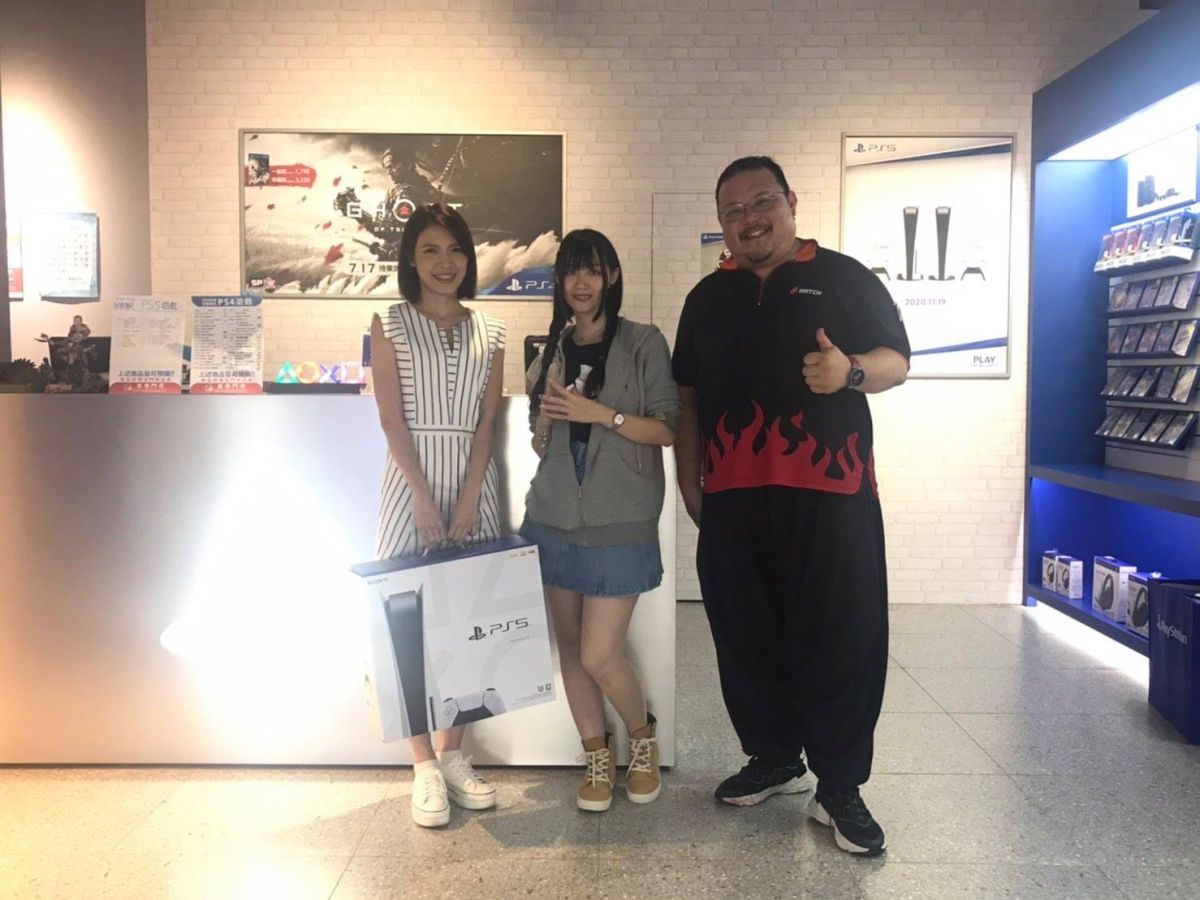 ▲人妻排隊3小時只為替老公買PS5，身份曝光後引發熱議。（圖／翻攝自蘇飛雅Sophia臉書）