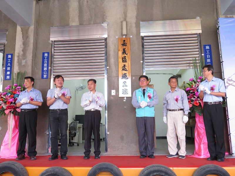 ▲台電嘉義區處幹部在謝義隆處長帶領，與王美惠立委服務處主任徐文志等人為施工班揭牌。(圖／記者陳惲朋翻攝）