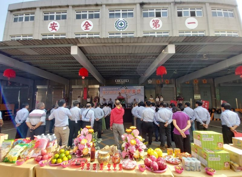 ▲台電嘉義區處謝義隆處長勉勵施工班成員,共同為嘉義地區電力建設打拚。(圖/記者陳惲朋翻攝)