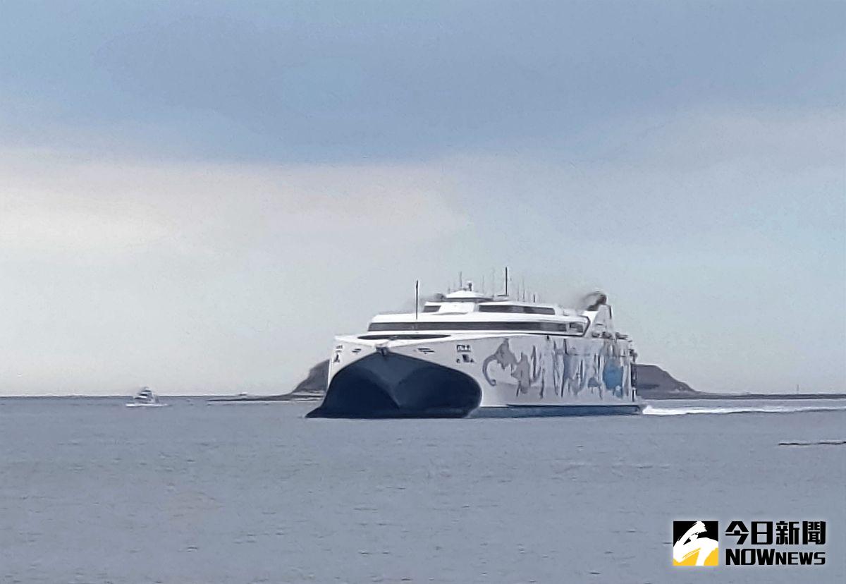 ▲萬噸級的「麗娜輪」從台南安平港載了539名遊客駛進馬公港，在新冠肺炎全球邊境管制的衝擊之下，希望開闢國內的藍色公路旅程。（圖／記者張塵攝，2020.11.20）