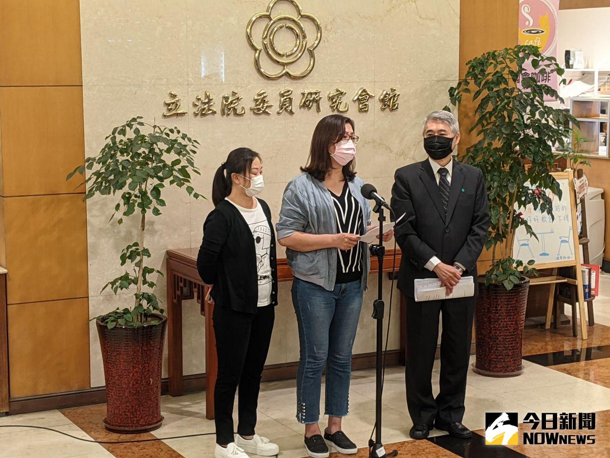 ▲民進黨立委蘇震清妻子廖靖汝（中）出面指控，檢方偵訊的錄音檔遭到遮蔽變造，她質疑這是否惡意妖魔化蘇震清？（圖／記者鄭宏斌攝，2020.11.20）