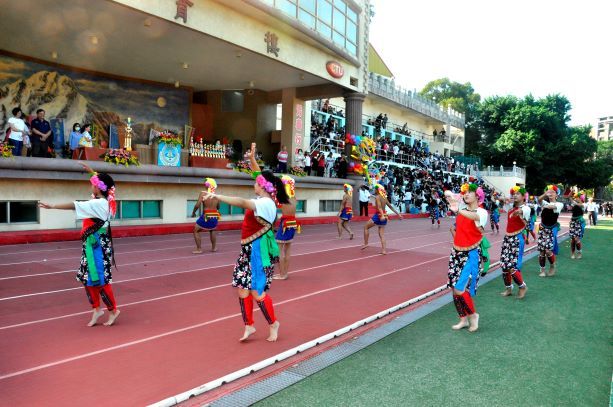 ▲南投縣仁愛高農學生以原民舞蹈祝賀建國科大「原住民族學生資源中心」的揭牌。(圖/記者葉靜美攝,2020.11.20)