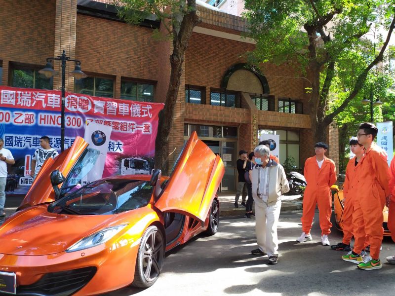 ▲難得一見的各廠牌超跑出現在校園環校道路,吸引眾人目光。(圖/記者葉靜美攝,2020.11.20)
