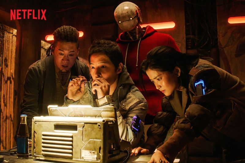 ▲宋仲基（中）離婚後新作《勝利號》將上映。（圖／Netflix）