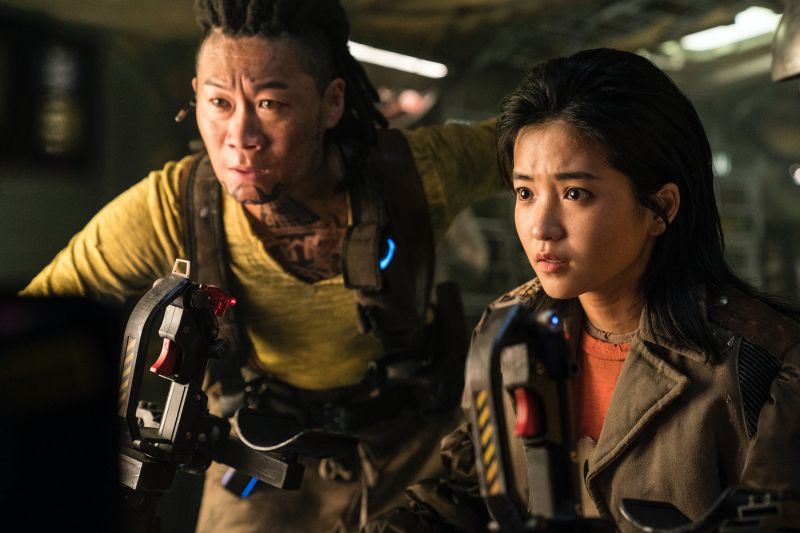 ▲▼《勝利號》由宋仲基(上)、陳善圭(下左)金泰梨主演。(圖/Netflix)
