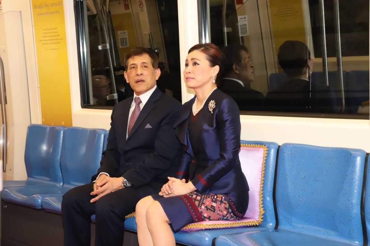 ▲泰王近日大走親民路線，與王后素提達（Queen Suthida）一起坐地鐵感受平民生活。（圖／泰國皇室事務處）