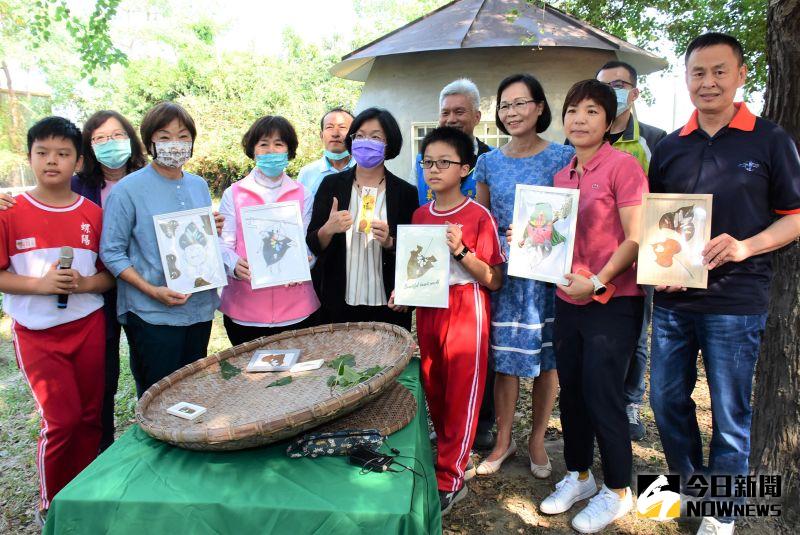 ▲學童介紹「蝴稻螺陽」手工書時表示，書籤都是用校園使用校園植物和農作物製成。（圖／記者陳雅芳攝，2020.11.20）