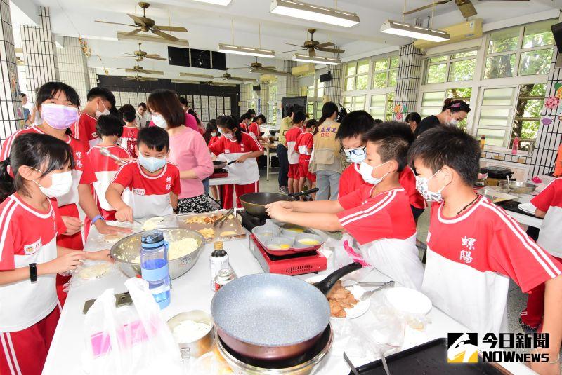 ▲螺陽國小長期推動食農教育,也讓學童自己製作午餐米漢堡。(圖/記者陳雅芳攝,2020.11.20)