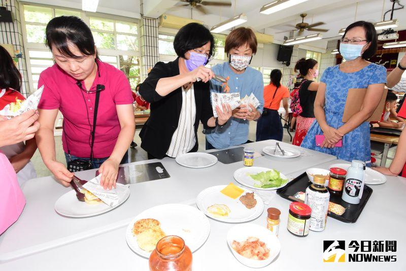 ▲學童教縣長王惠美製作米漢堡。（圖／記者陳雅芳攝，2020.11.20）