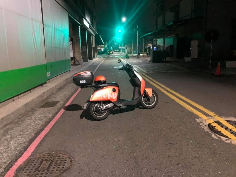 ▲原PO最後看不下去,徒手將機車移至路邊停靠。(圖/翻攝自《爆怨2公社》