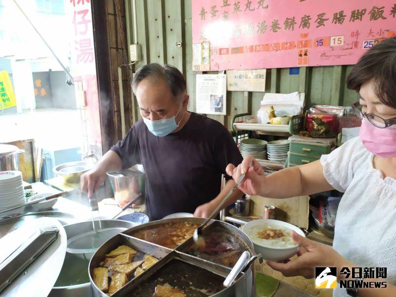 ▲第二代老闆傳承祖業，用心維護老味道。（圖／記者葉靜美攝）