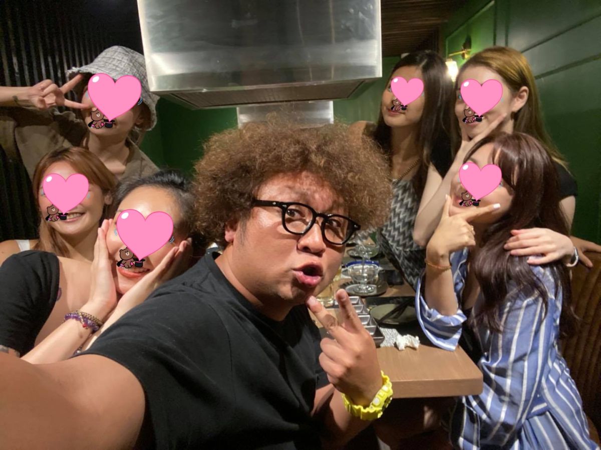 ▲一次跟6個美女吃飯，納豆（前）真的很強。（圖／納豆臉書）