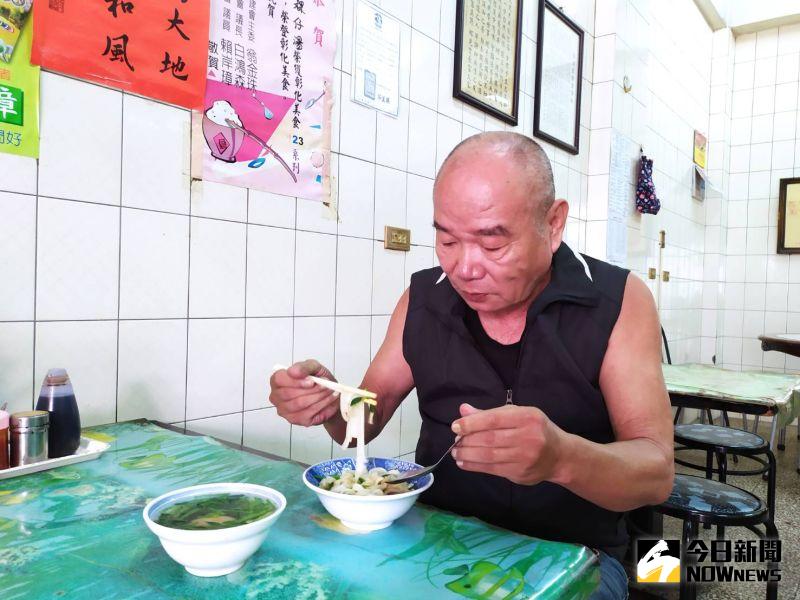 ▲文卜粿仔湯的老客人說,食物的好吃在於一種感覺。(圖/記者葉靜美攝)