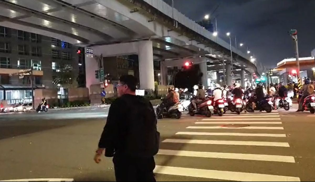 ▲每個國家的建築形態或是道路設計，都會因為氣候與生活習慣而有所不同。（示意圖／翻攝台灣機車路權促進會臉書）