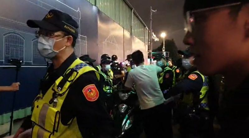▲台北市警方隨即動員300多員警力前往現場管制。（圖／翻攝台灣機車路權促進會臉書）