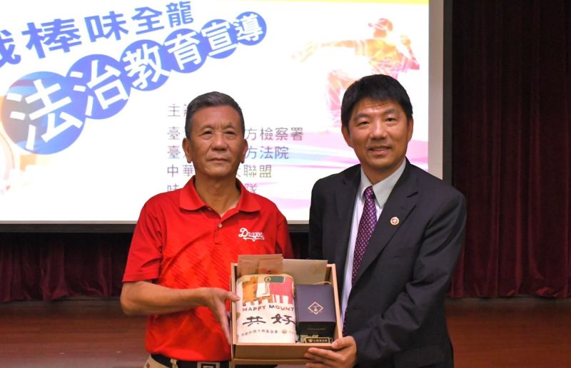 ▲球團致贈印有創辦人魏應充「共好」二字墨跡的共好環保包,象徵創辦人魏應充重視法治。(圖/記者蘇榮泉攝,2020.11.20)