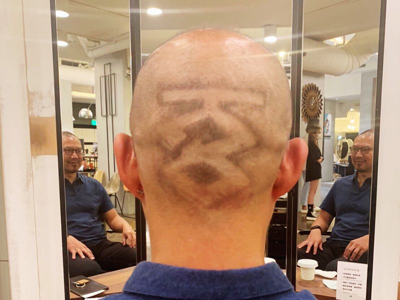 ▲衛武營藝術總監簡文彬響應高雄一百,將高雄一百的LOGO透過設計呈現頭髮造型上。(圖/高市文化局提供)