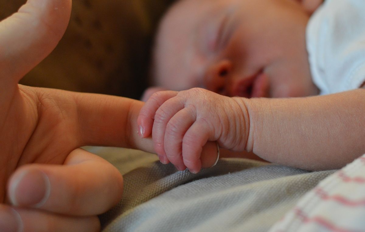 ▲有位女網友崩潰控訴，自己剛出生就被親生母親拋棄，未料她長大後，對方竟還現身「提告討錢」。（示意圖／翻攝Pexels）