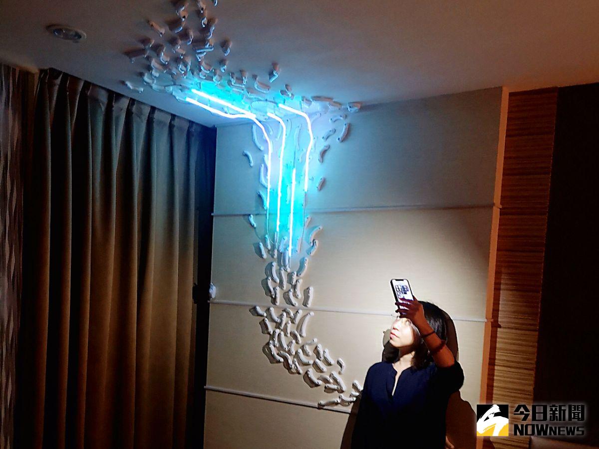 ▲藝術家蔡欣辰在花鄉商旅左營店參與房間創作。（圖／記者陳美嘉攝，2020.11.20）