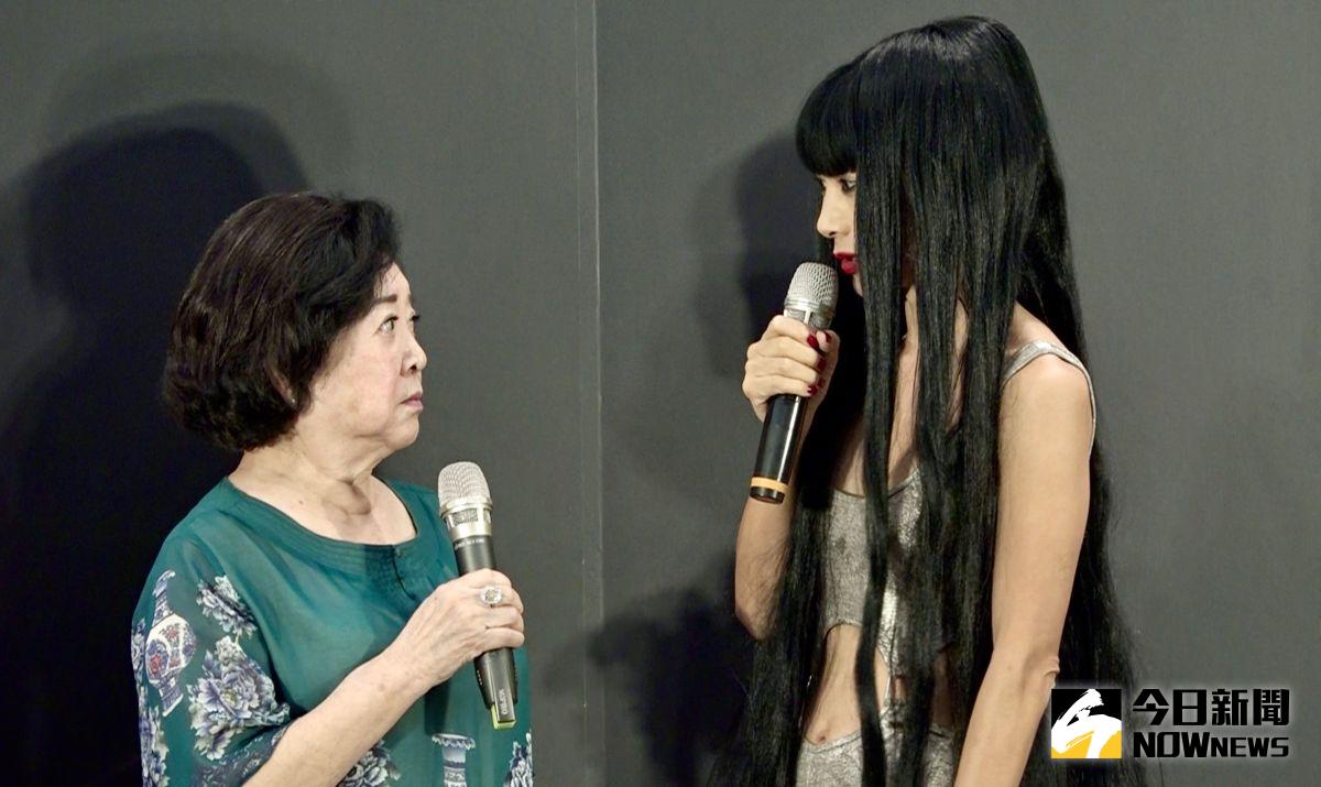 ▲陳淑芳（左）和白靈在台上互不相讓。（圖／記者陳思誼攝）

