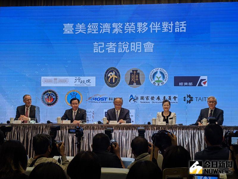 ▲今(21)日上午行政院舉行台美經濟繁榮對話說明記者會,出席者(由左至右)包括AIT處長酈英傑、外交部長吳釗燮、政務委員鄧振中、經濟部長王美花、科技部長吳政忠。(圖/記者鄭宏斌攝,2020.11.21)