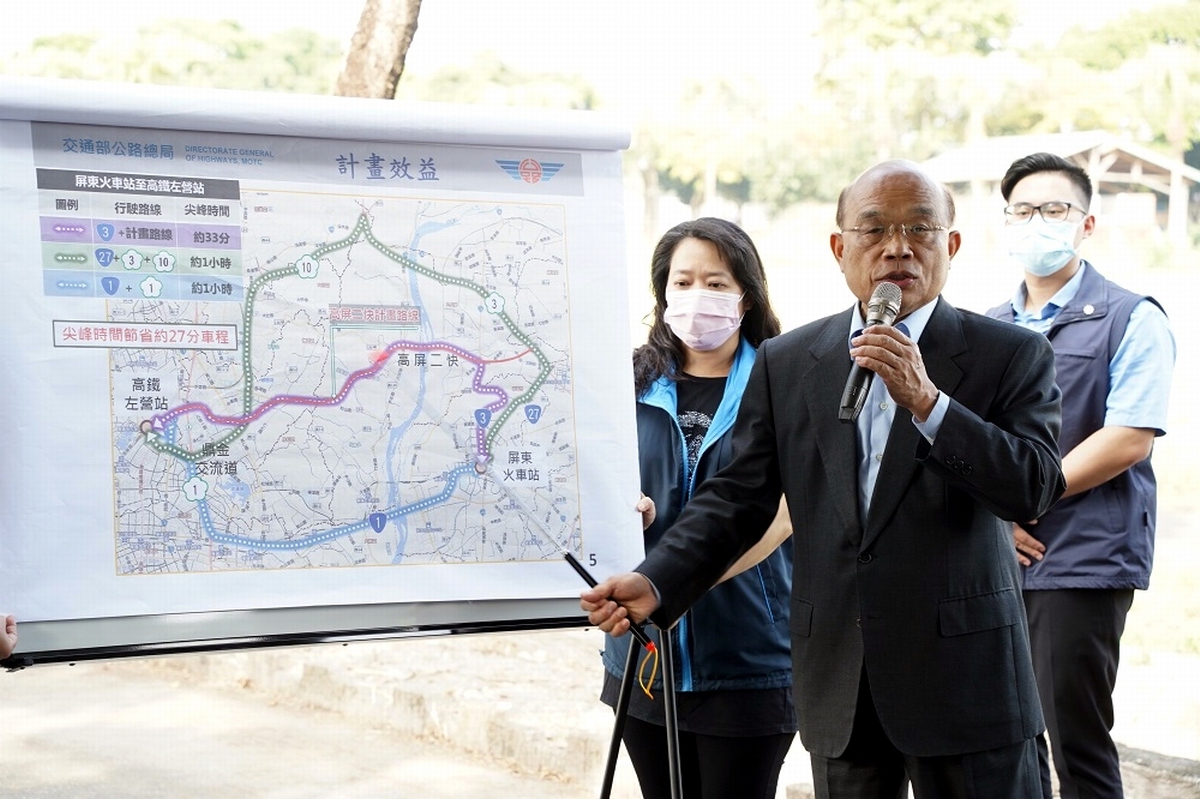 ▲行政院長蘇貞昌21日上午在屏東縣長潘孟安陪同下視察高屏第2條東西向快速道路進度，當場要求應克服施工技術重新檢討，縮短施工時程。（圖／屏東縣政府提供,2020.11,21）