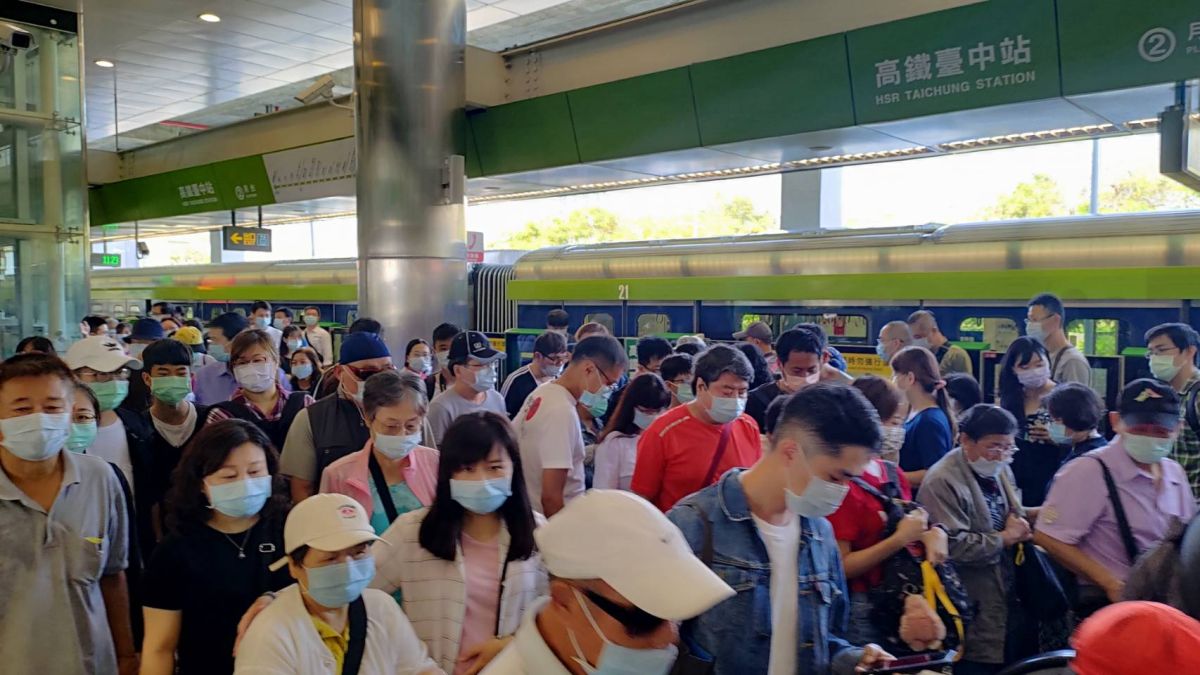 ▲台中捷運綠線自11月16日開始試營運，台中捷運公司表示，今日總運量可望破9萬人次，再創單日新高。(圖／中捷公司提供2020.11.21)