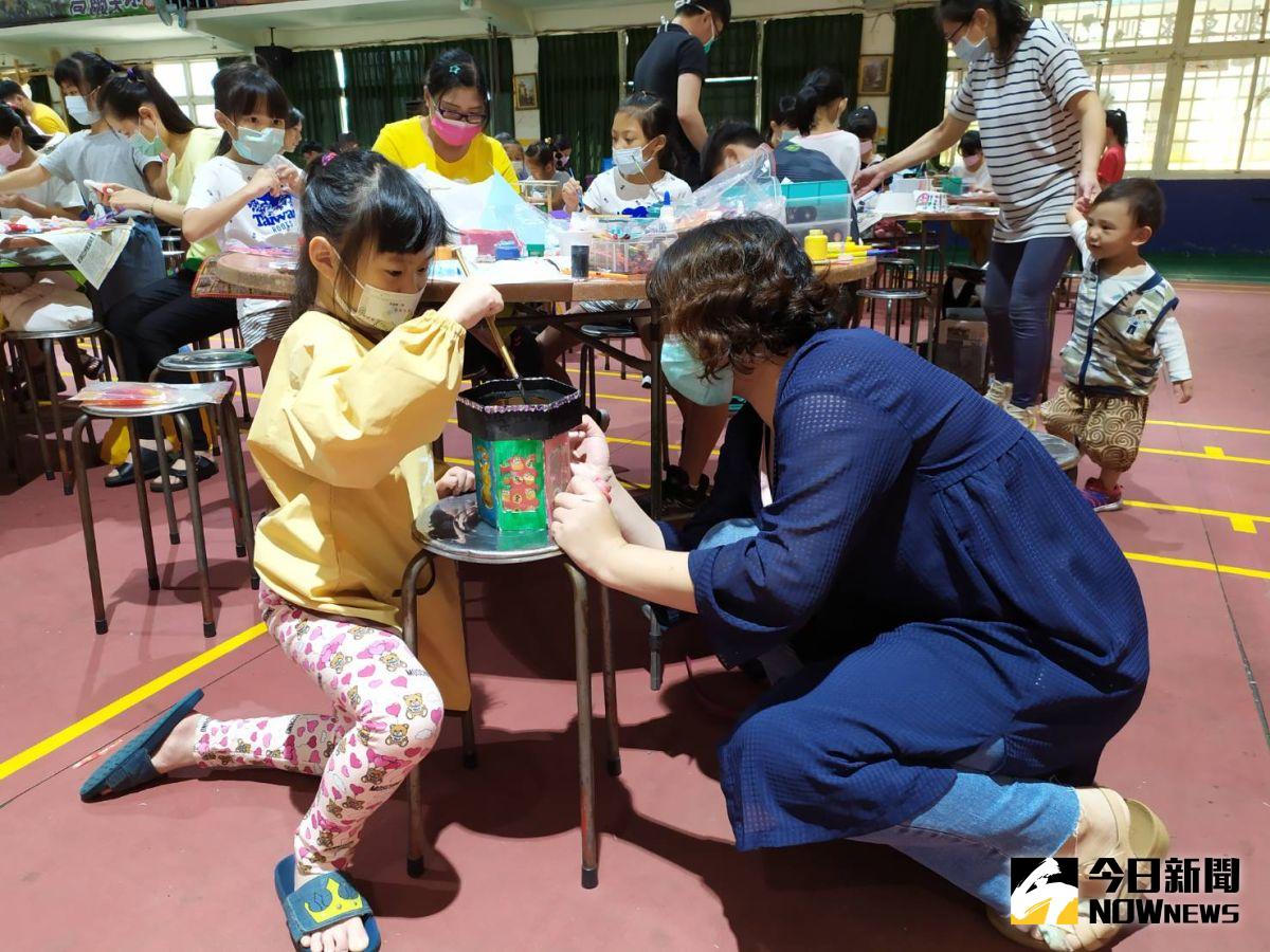 ▲彰化市公所舉辦「六角燈籠創作」親子DIY活動，親子認真為燈籠彩繪。（圖／記者葉靜美攝，2020.11.21）