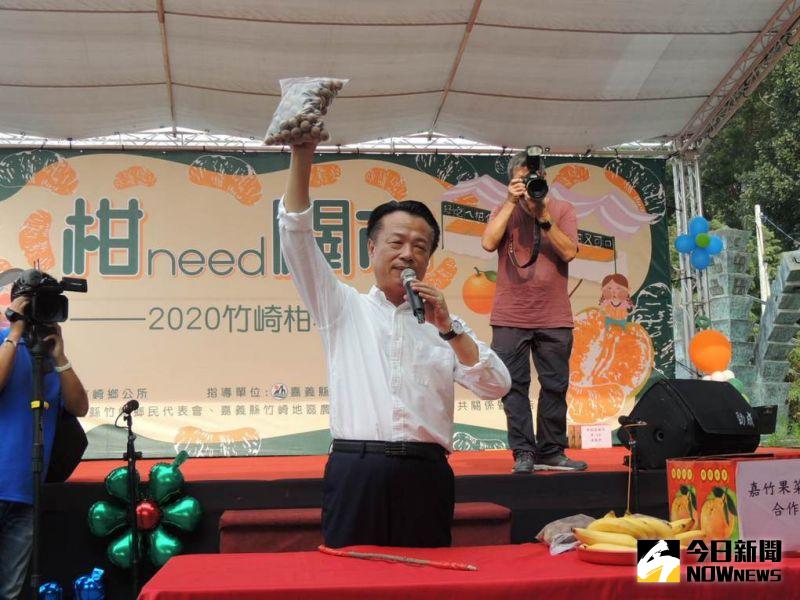 ▲翁章梁幫竹崎柑橘等農產行銷出席叫賣趴,向鄉親表示已向農委會爭取提前柑橘外銷的承諾。(圖/記者任禮清攝,2020.11.21)