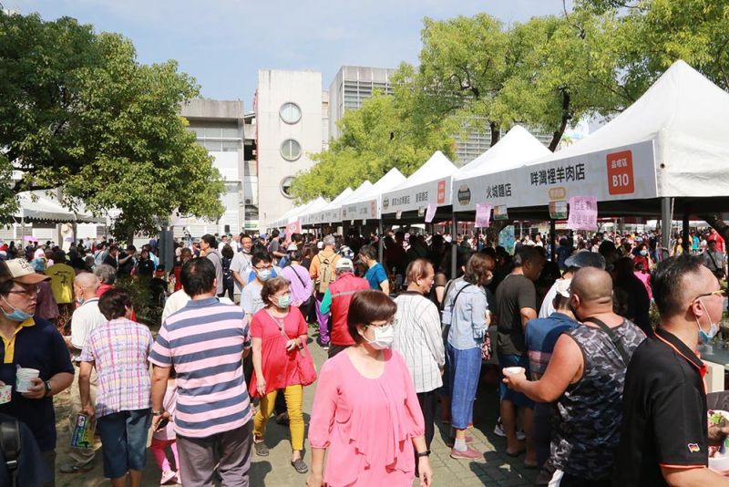 ▲活動現場人潮不斷,香氣四溢。商家們都對自家的肉燥飯信心滿滿(圖/記者林怡孜攝,2020,11,20)
