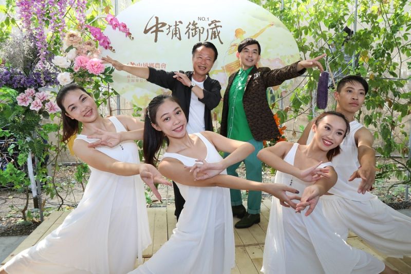 ▲嘉義博茶會在高名氣主持人黃子佼,搭擋嘉義縣翁章梁「鬥嘴鼓」的開場,讓盛大的博茶會場笑聲連連。(圖/嘉義縣政府提供)