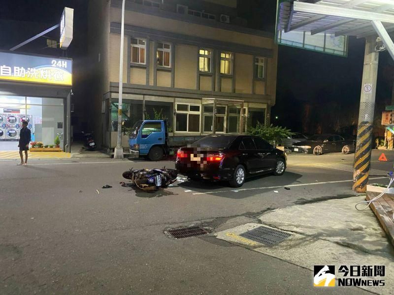 ▲秀水鄉中山發生一起死亡車禍，1名現役軍人休假騎機車返家與1輛自小客車發生碰撞，撞擊力道過猛，騎士當場遭撞飛，翻滾飛越轎車倒地不起。（圖／記者陳雅芳翻攝，2020.11.21）