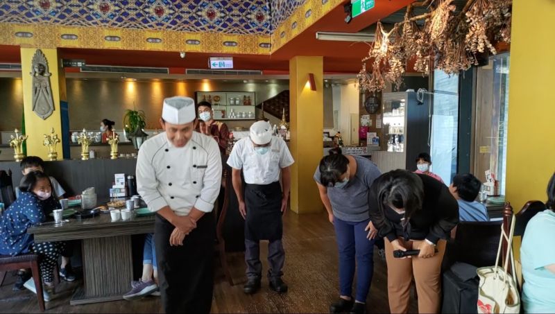 ▲施雅萍一家人深深一鞠躬表達對當年受幫助的感謝。(圖/記者葉靜美攝,2020.11.21)