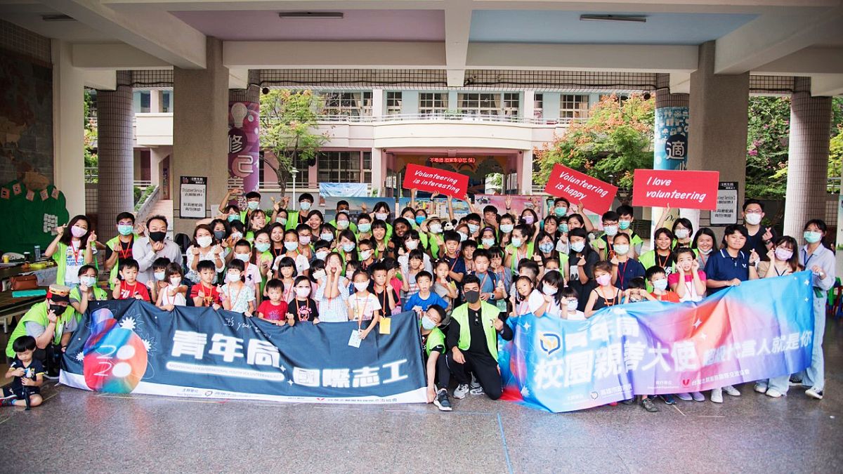 ▲青年局志工前往忠孝國小的玩具物藏館，不僅幫忙整理二手玩具，還利用二手玩具設計一系列闖關活動。（圖／高市青年局提供）