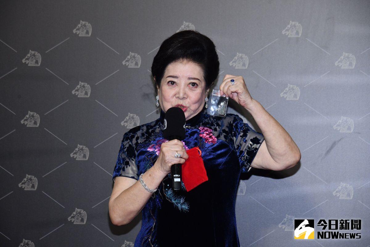 ▲陳淑芳得影后，秀出幸運小物。（圖／NOWnews影像中心）
