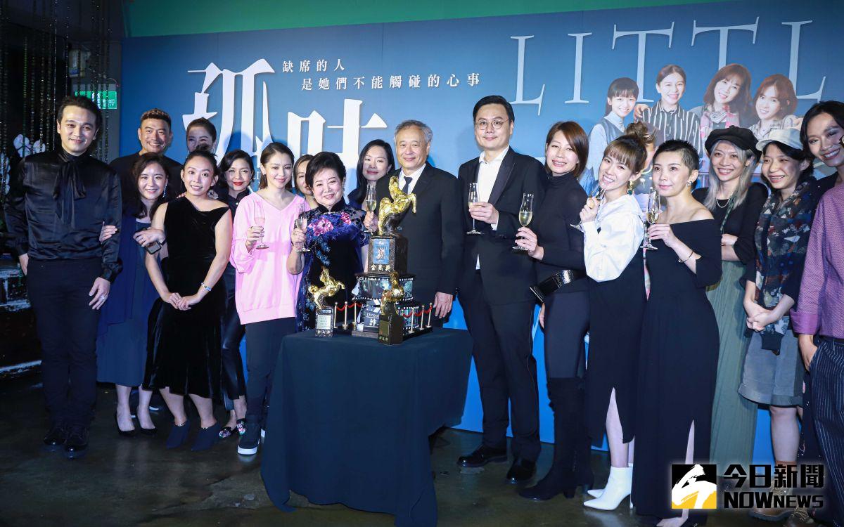 ▲陳淑芳（前排左5）憑《孤味》拿下金馬57影后，若電影票房破億願意穿比基尼。（圖／記者葉政勳攝）