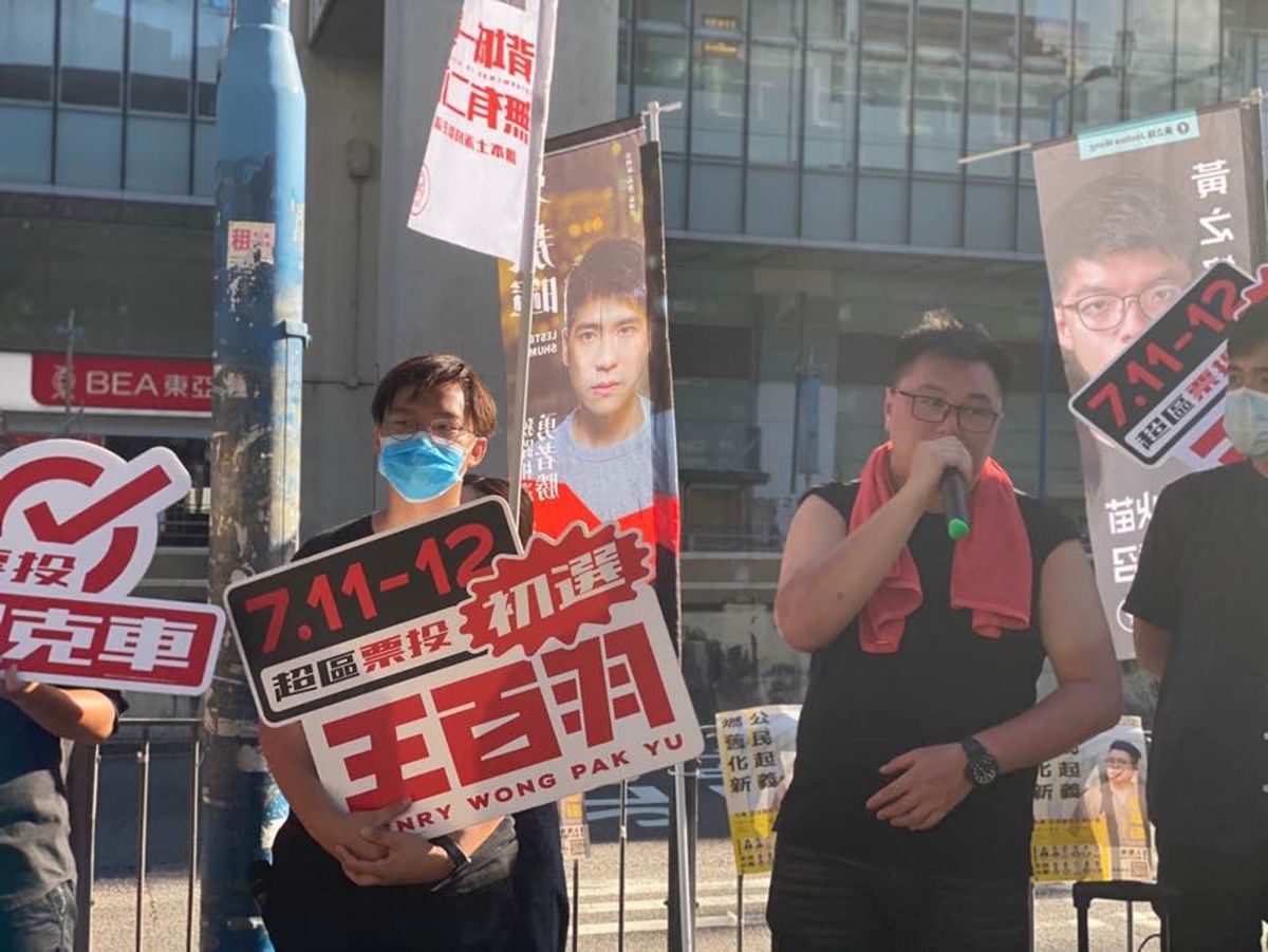 ▲香港天水圍區議員王百羽（右）與九龍城區議員李軒朗，於11月22日清晨6點遭到香港警方逮捕。（圖／翻攝自《香港01》）