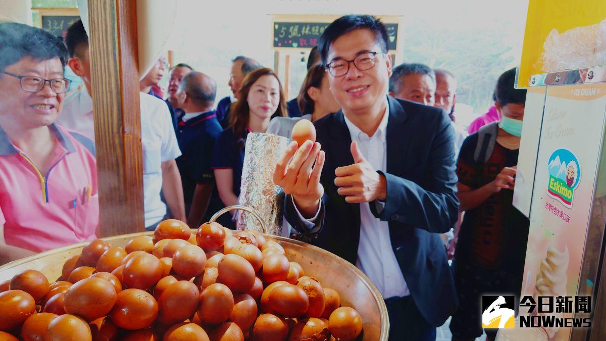 ▲高雄市長陳其邁推銷市集上的特色泥岩茶葉蛋。（圖／記者鄭婷襄）