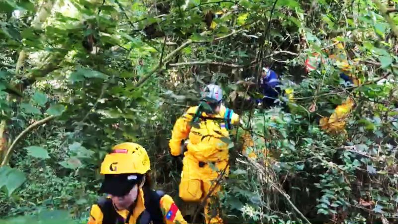 ▲警消和民間搜救單位保持至少7個小隊人力,登上柴山搜山,至今天中午前,仍然沒有傅男的下落。(圖/高雄市防災協會理事長王大偉提供)