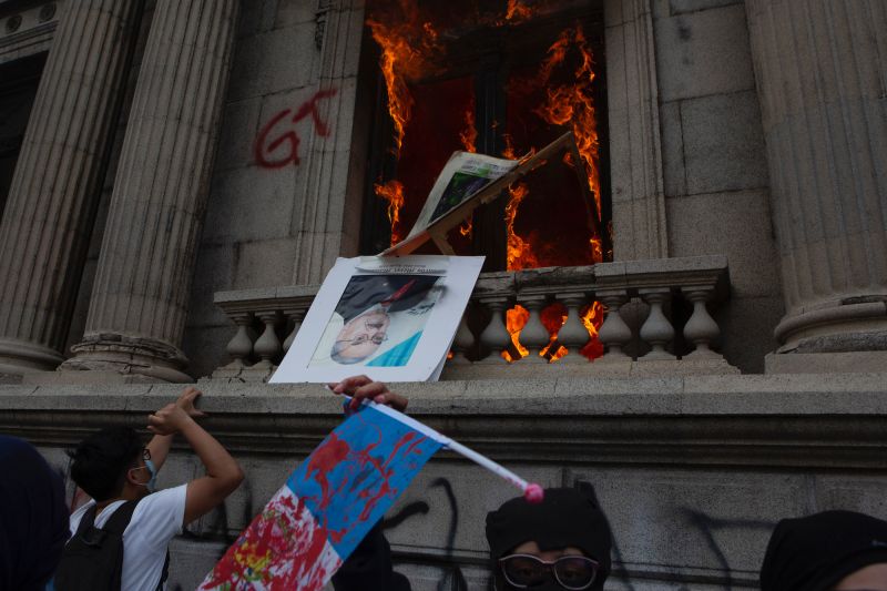 瓜地馬拉爆示威！抗議者「縱火燒國會」要求總統下台
