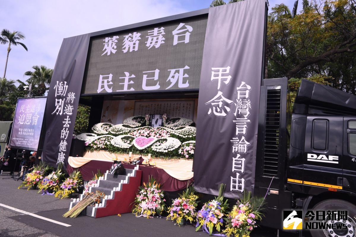 ▲秋鬥遊行 22 日登場，主辦單位於現場架起靈堂，象徵萊豬毒台、民主已死。（圖／記者林柏年攝）