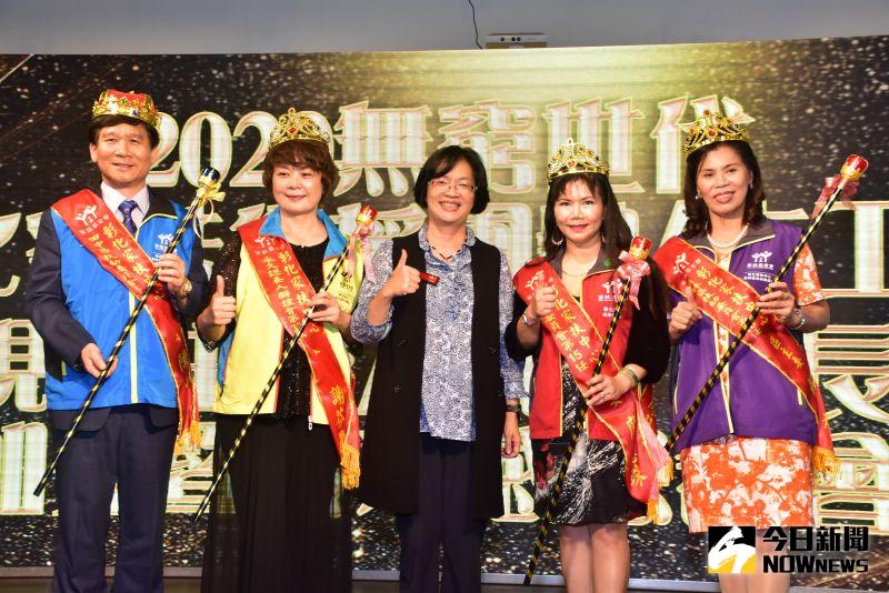 ▲家扶人及善心人士齊聚祝福下,縣長王惠美亦為他們進行加冕儀式,象徵未來在推動家扶扶幼工作上將更加任重道遠與責任使命。(圖/記者陳雅芳攝,2020.11.22)