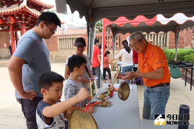▲2020南北管秋之饗宴在鹿港龍山寺登場,安排有充滿趣味的氛圍中,帶著小朋友闖關得好禮。(圖/記者陳雅芳攝,2020.11.22)