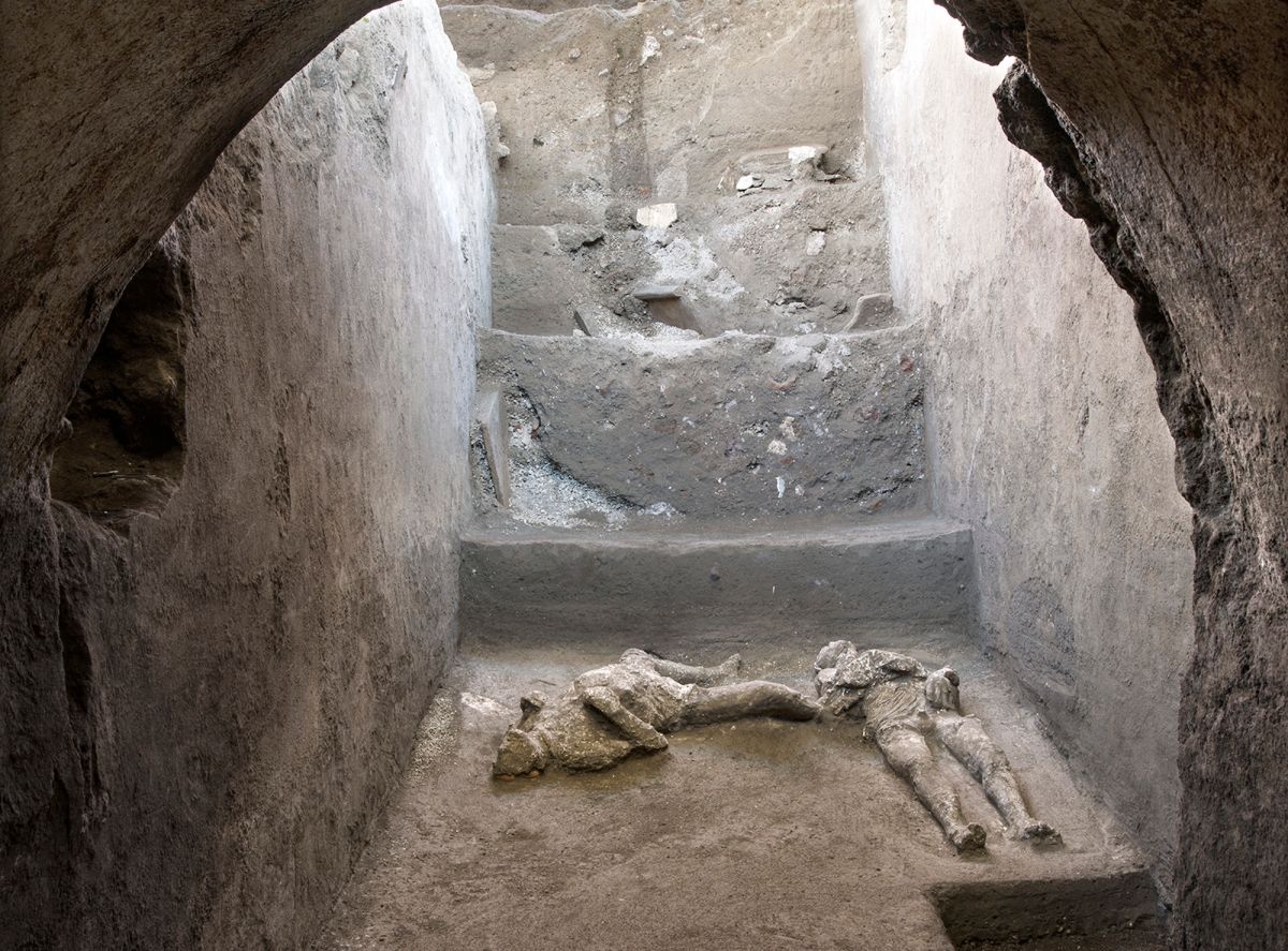 ▲義大利維蘇威火山（Vesuvius）近2000年前爆發摧毀古城龐貝（Pompeii），官員今天表示，考古學家在龐貝城外緣一棟別墅中挖出2具因火山爆發高溫至死的男性罹難者遺骸。（圖／美聯社／達志影像）