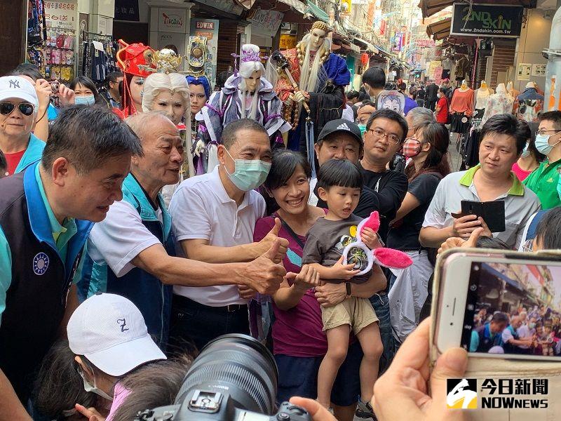 ▲侯友宜步行在新莊廟街上，受到民眾熱情歡迎。(圖/記者康子仁攝)