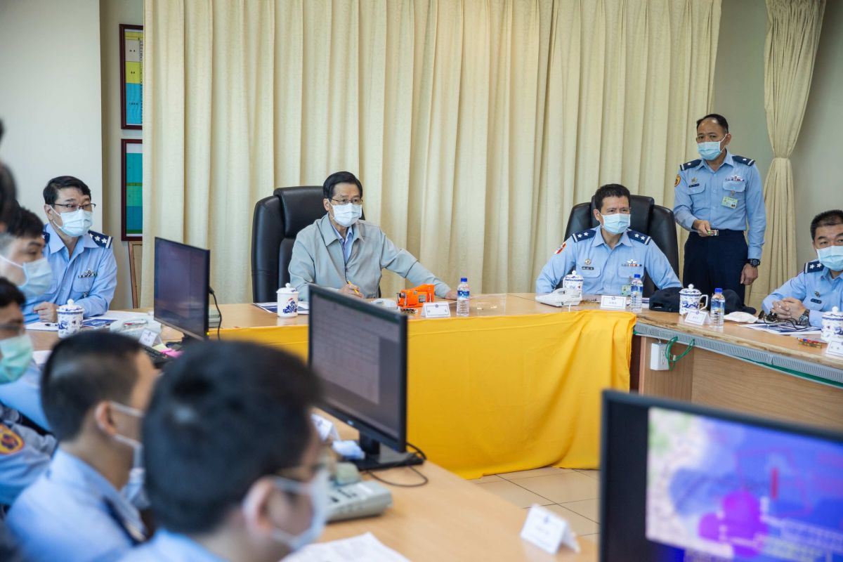 ▲國防部長嚴德發前往花蓮「搜救應變中心」關心最新搜救進展。（圖／軍聞社提供，軍聞社記者陳軍均攝）