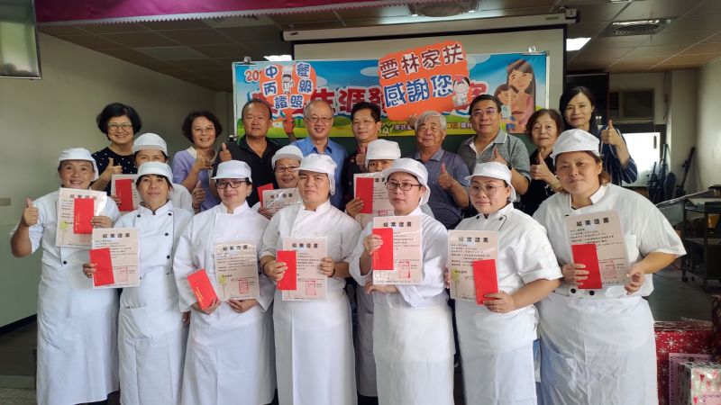 ▲雲林家扶主委陳燦勳特別頒贈禮卷鼓勵。(圖/記者洪佳伶攝,2020.11.22)