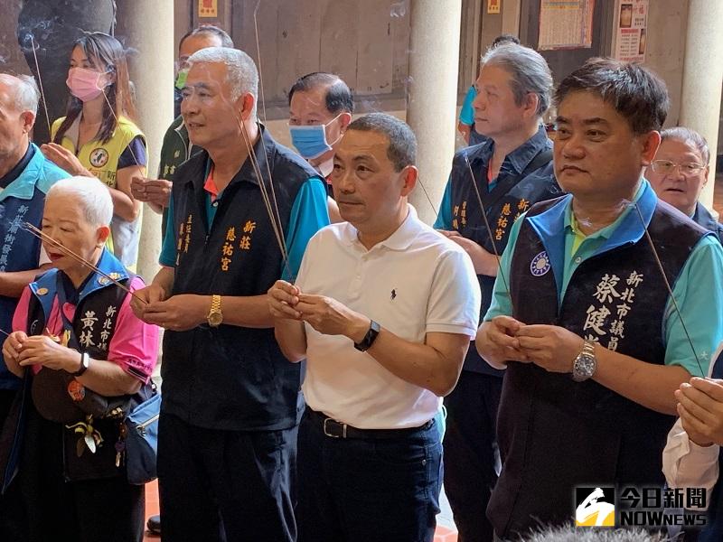 ▲參加完秋鬥大遊行,侯友宜到了新莊廟街,第一件事就是趕快向媽祖請示報告。(圖/記者康子仁攝)
