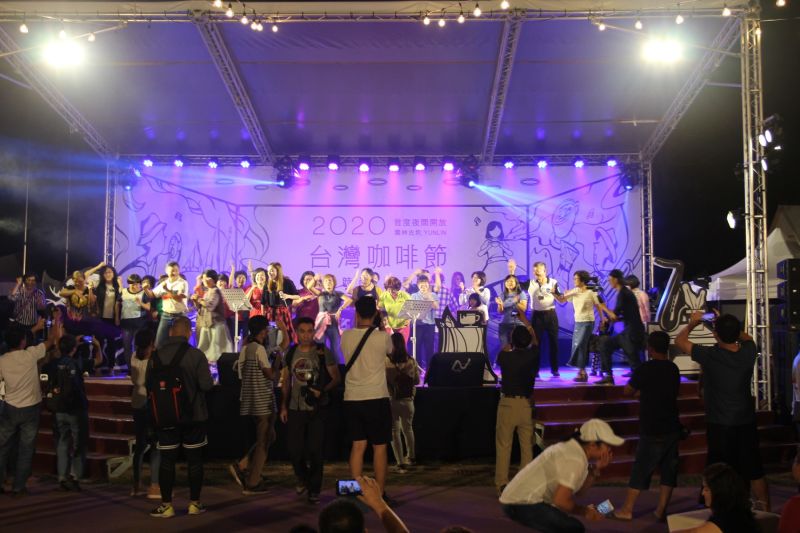 ▲2020雲林咖啡半馬熱鬧登場,選手之夜現場炒熱到最高點,22日清晨在綠隧由縣長張麗善鳴槍開跑。(圖/記者簡勇鵬攝,2020.11.22)