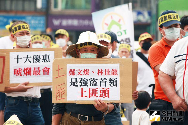 ▲抗議民眾控訴市府知法犯法,提出的十大優惠根本是史上最大騙局,補償金過低,當地民眾搬遷租屋買房還得負債。(圖/記者李春台攝,